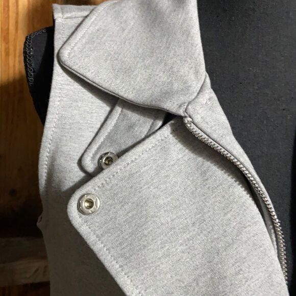 Guess vest gray sleeveless zipper snaps pockets Sz Small NWOT - Picture 4 of 7
